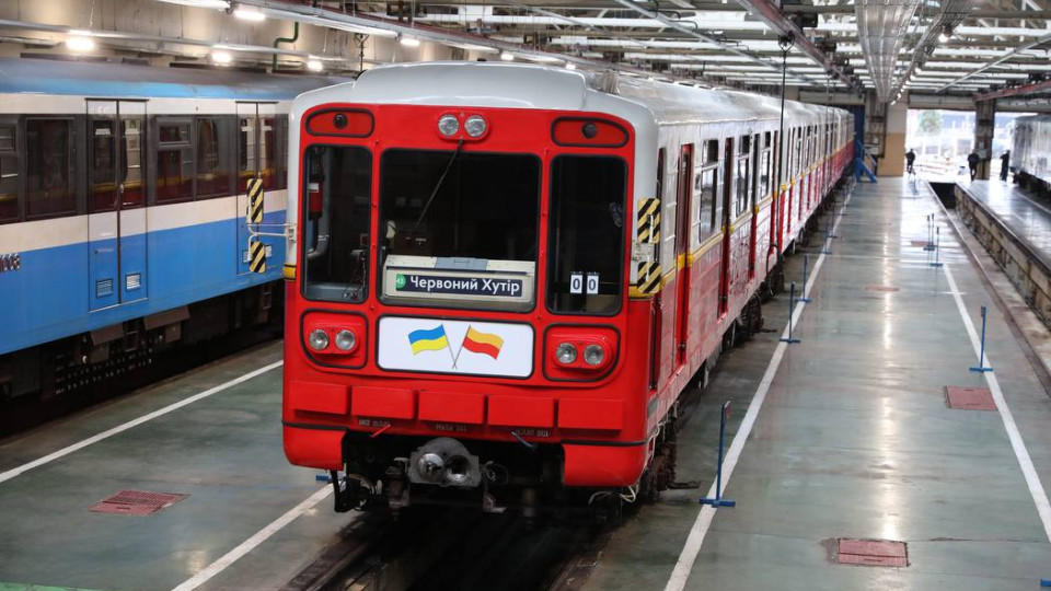 В Киеве по зеленой ветке метро теперь курсирует поезд из полученных от Варшавы вагонов