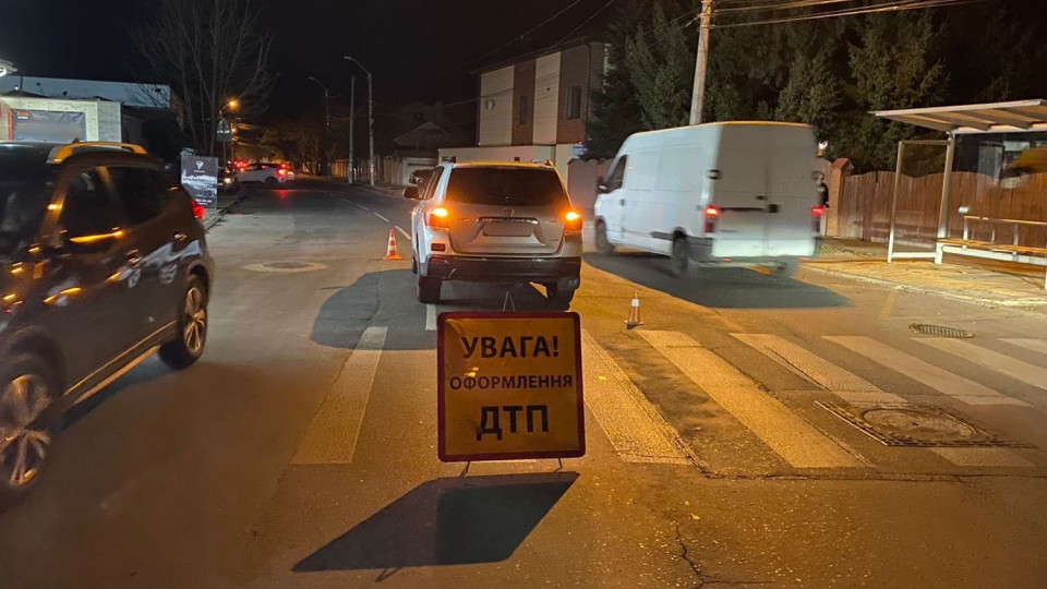 В Одессе на переходе водитель сбил мать с двумя маленькими детьми