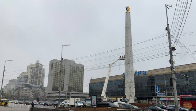 В Киеве демонтируют советскую звезду с обелиска на Галицкой площади, фото и видео