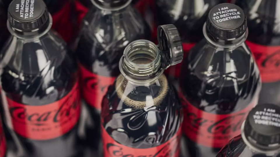 Бутылки не «на 100% из переработанного пластика»: на компании Coca-Cola, Danone и Nestle подали жалобы