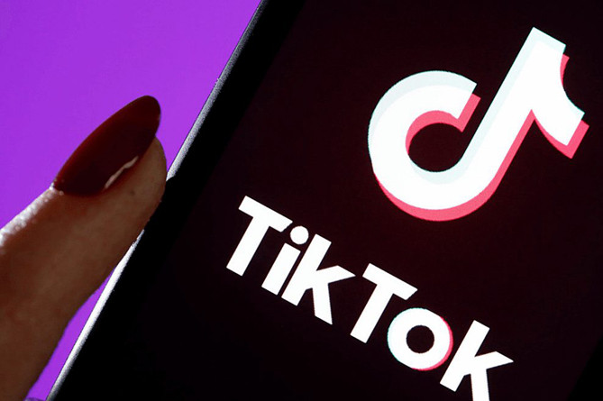 ЕС призывает TikTok и Twitter бороться с языком розни