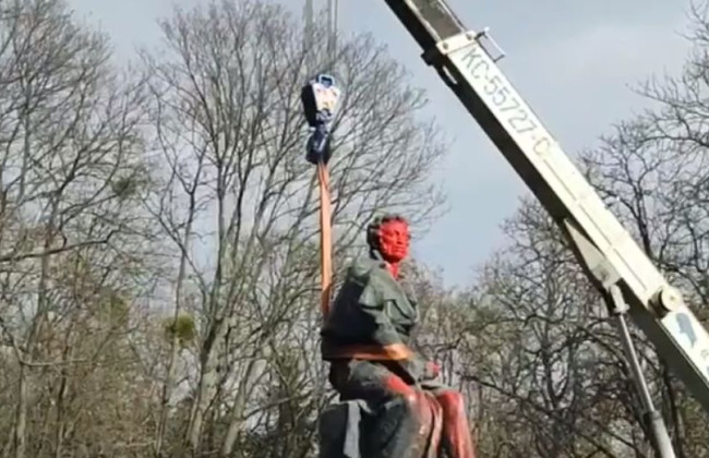 В Киеве демонтировали памятник Александру Пушкину, фото и видео