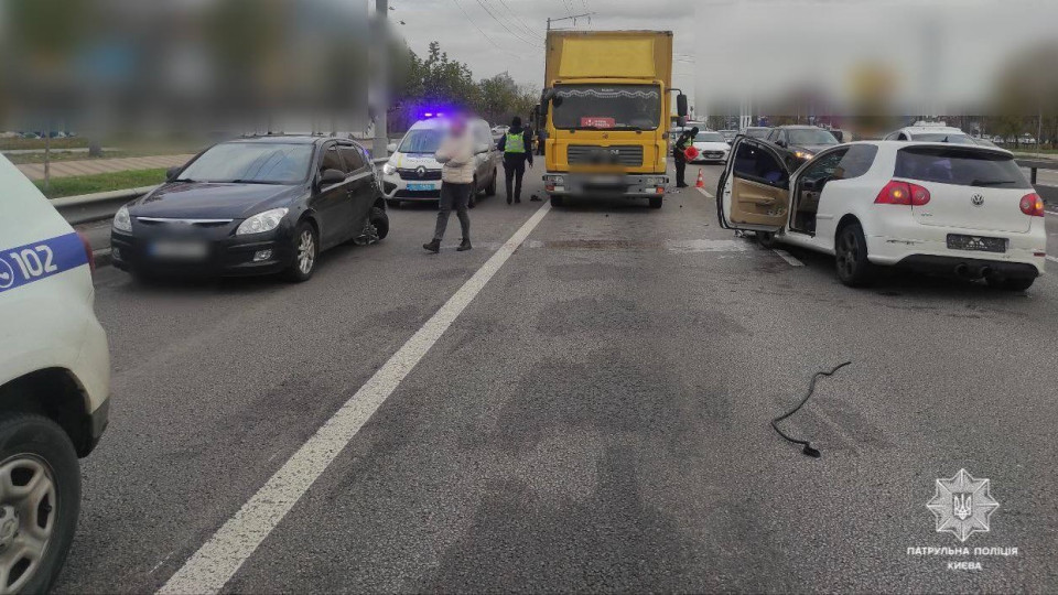 У Києві через ДТП ускладнений рух транспорту від Північного мосту у напрямку метро «Почайна»