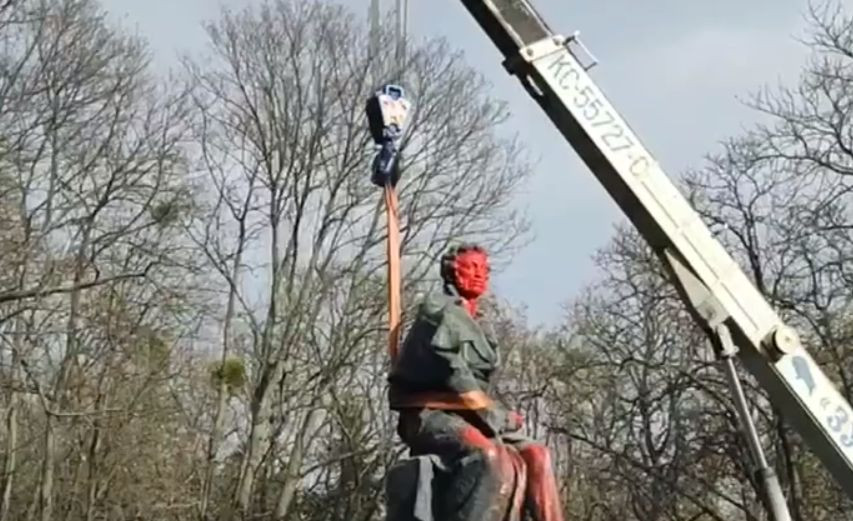 В Киеве демонтировали памятник Александру Пушкину, фото и видео