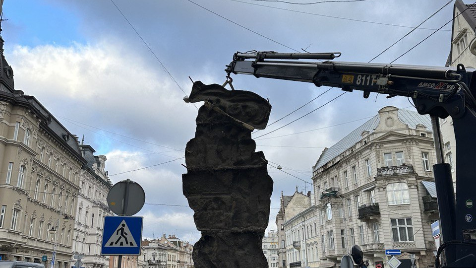 Во Львове демонтировали барельеф советскому пролетариату, фото