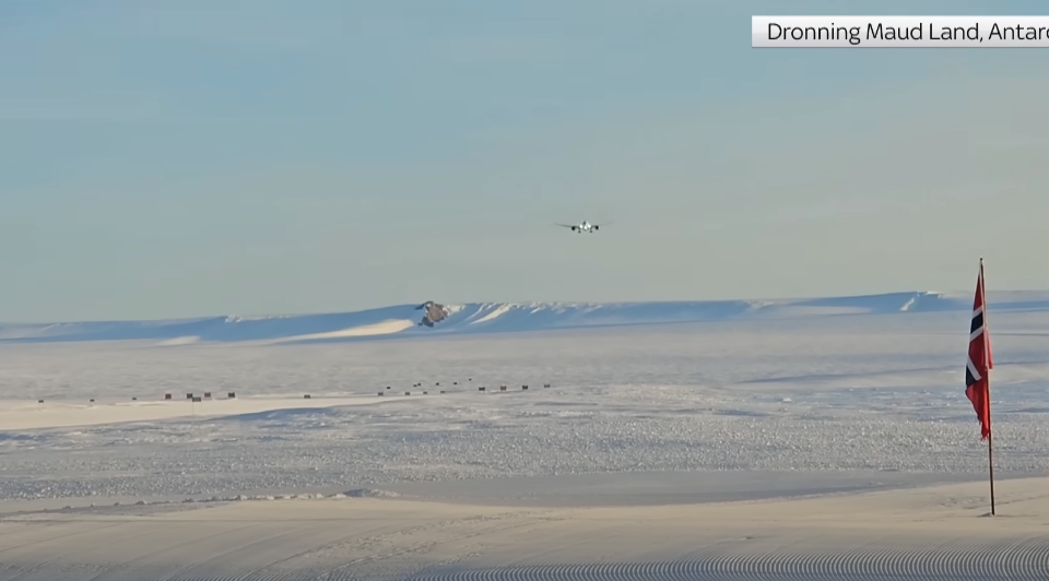 В Антарктиде впервые приземлился пассажирский Boeing 787, видео