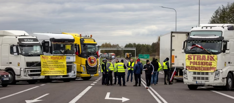 Блокада кордону з Польщею: у чергах в напрямку України перебуває близько 2700 вантажівок, — ДПСУ