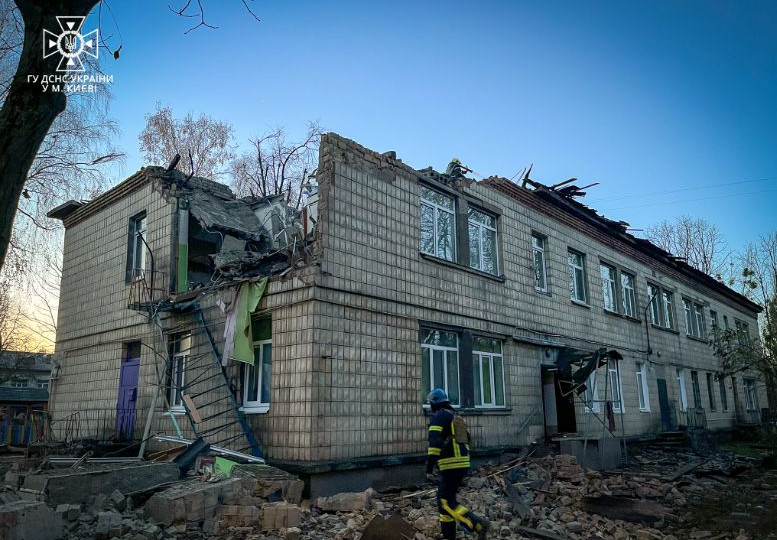 В ГСЧС показали последствия массированной атаки дронов рф на Киев, фото