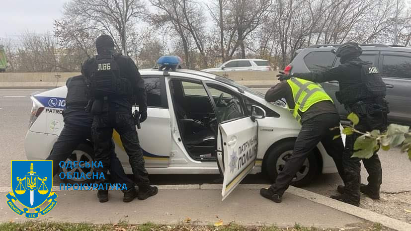 На Одещині патрульних затримали під час отримання хабаря від водія авто, фото