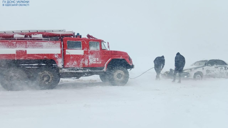 В Одесской области из сугробов спасатели вытащили 121 автомобиль: фото