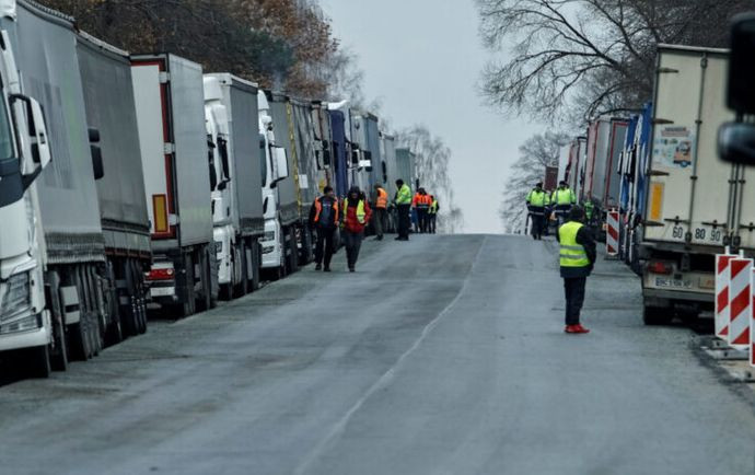 Польские перевозчики пригрозили заблокировать все пункты пропуска на границе с Украиной