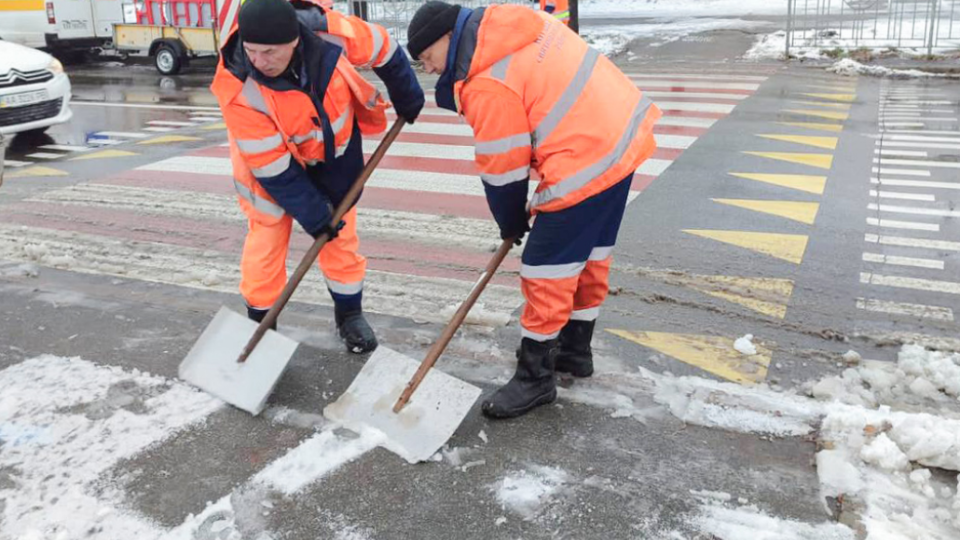 В Киеве улицы и дороги города начали обрабатывать противогололедными материалами