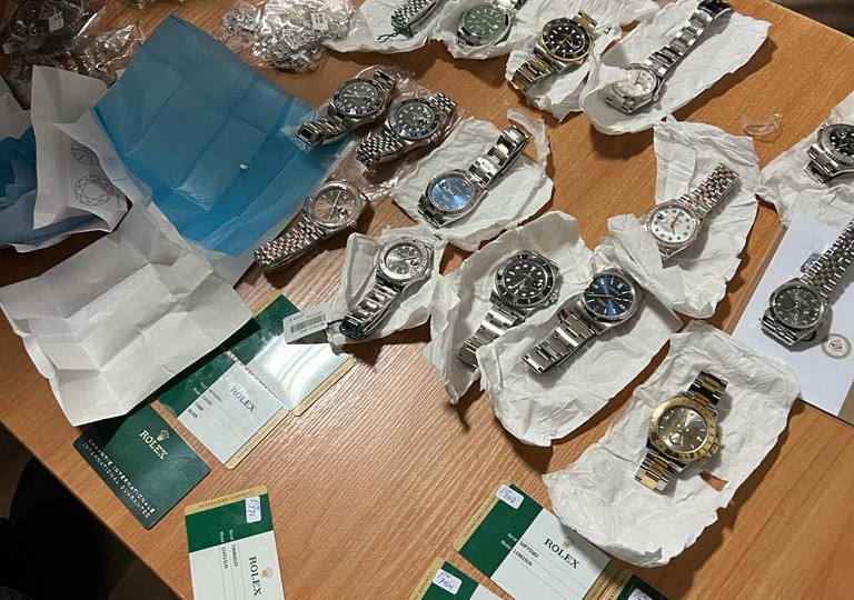 Львовянин пытался пронести через «зеленый коридор» часы Rolex и бриллианты на 12 млн гривен