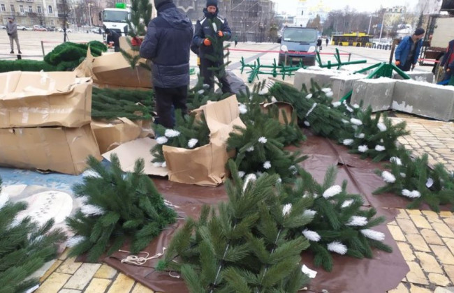 В центре Киева начали устанавливать новогоднюю елку, фото и видео