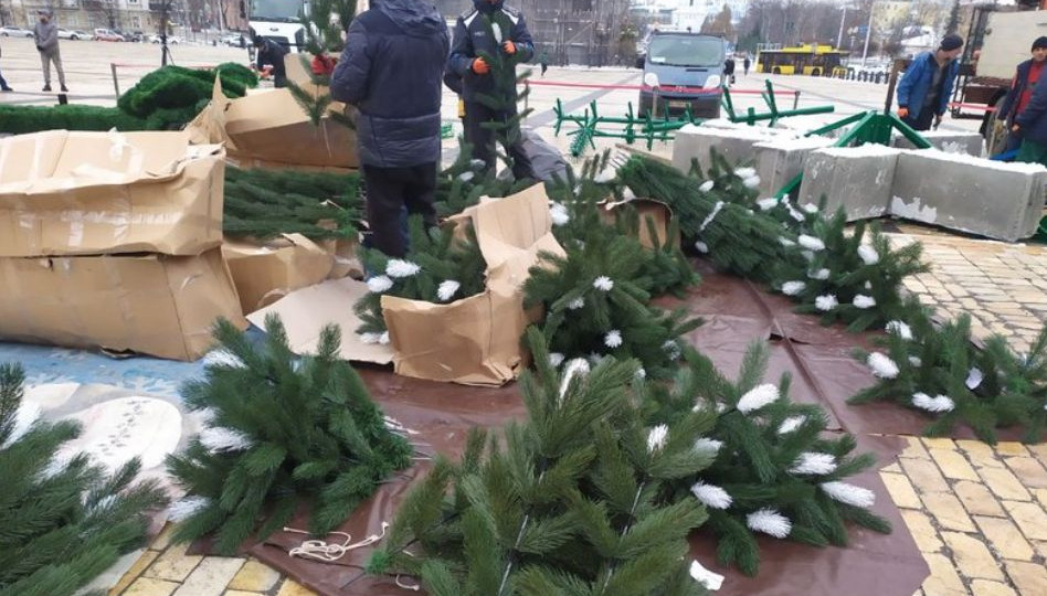 В центре Киева начали устанавливать новогоднюю елку, фото и видео