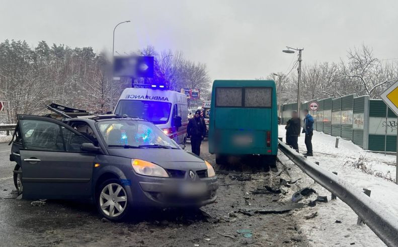 На Київщині автобус потрапив у потрійну ДТП: є постраждалі, фото