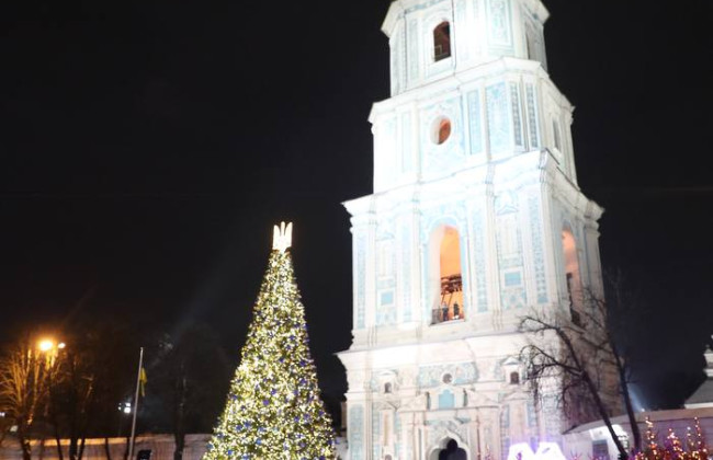 На Софійській площі у Києві засяяла головна новорічна ялинка, фото