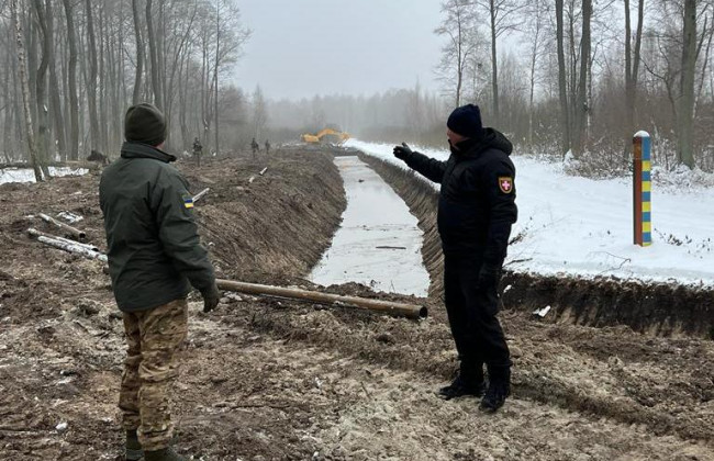 На кордоні з Білоруссю будують нові оборонні споруди, фото