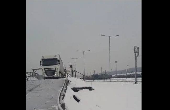 Первые грузовики прибыли в Польшу по железной дороге – УЗ, видео