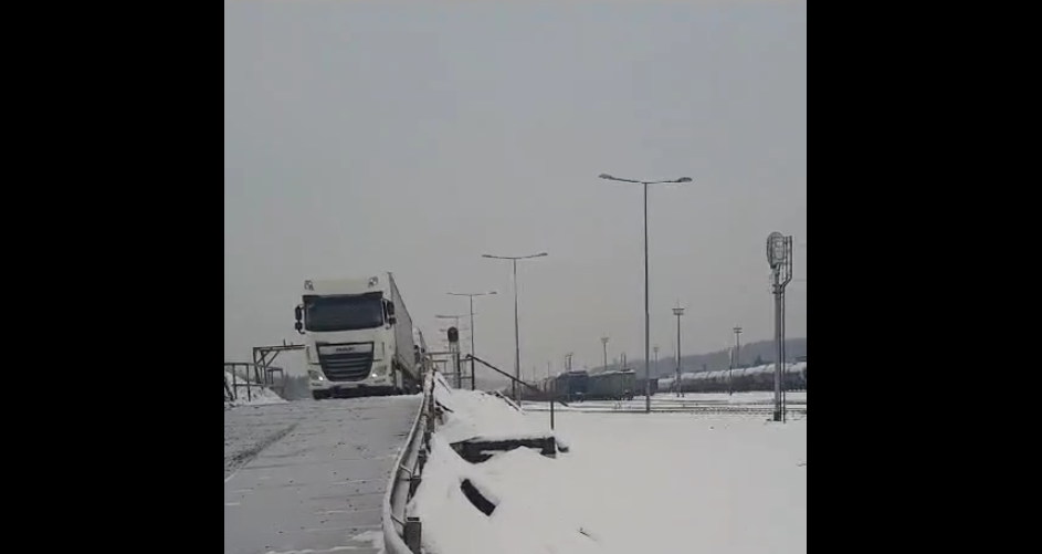 Первые грузовики прибыли в Польшу по железной дороге – УЗ, видео