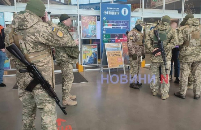 Працівники ТЦК прийшли з повістками в Епіцентр Миколаєва та ТРЦ Чернівців: фото