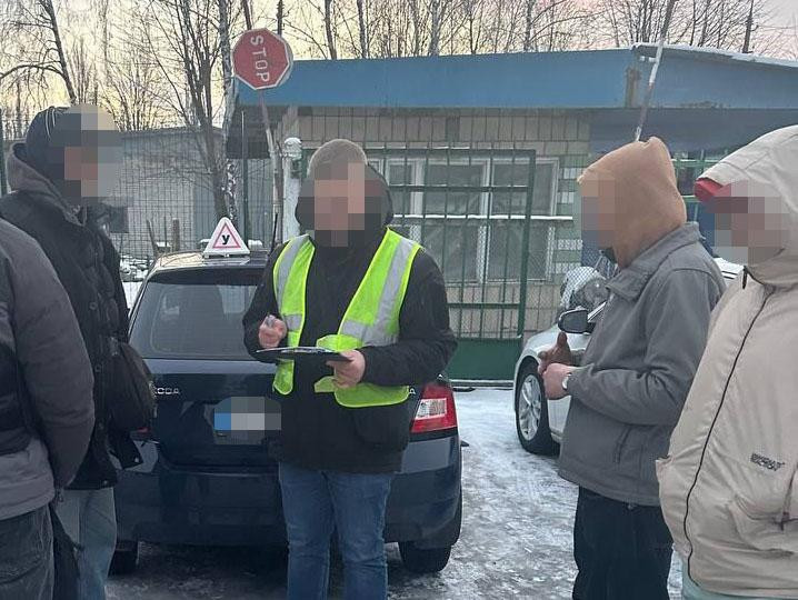 В Киеве работники автошкол за $450 помогали сдать экзамен по вождению