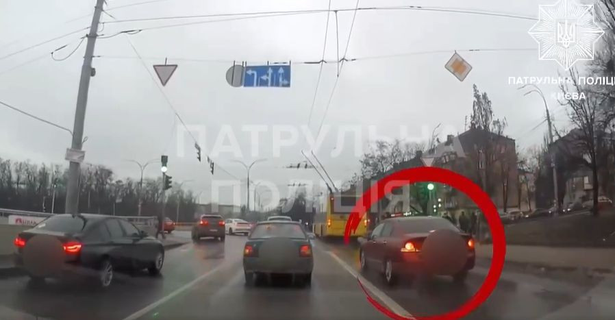 Видео с нарушением ПДД обнародовали в сети: в Киеве наказали водителя