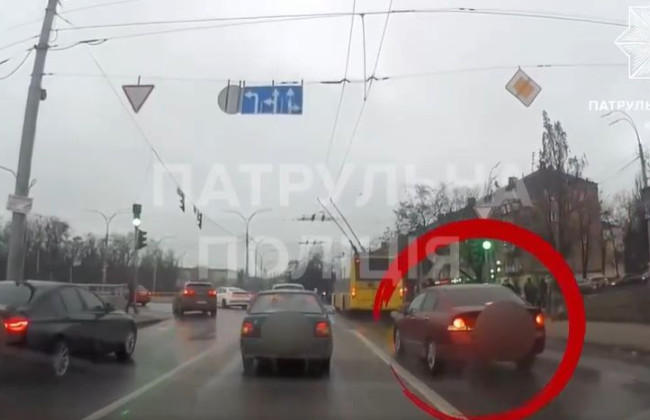 Видео с нарушением ПДД обнародовали в сети: в Киеве наказали водителя