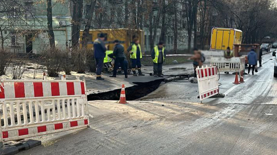 На Лукьяновке в Киеве частично перекрыли движение транспорта, в некоторых домах нет водоснабжения