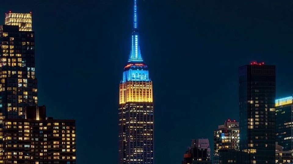 Empire State Building, Бруклинский мост и здание Verizon в Нью-Йорке подсветили сине-желтыми цветами