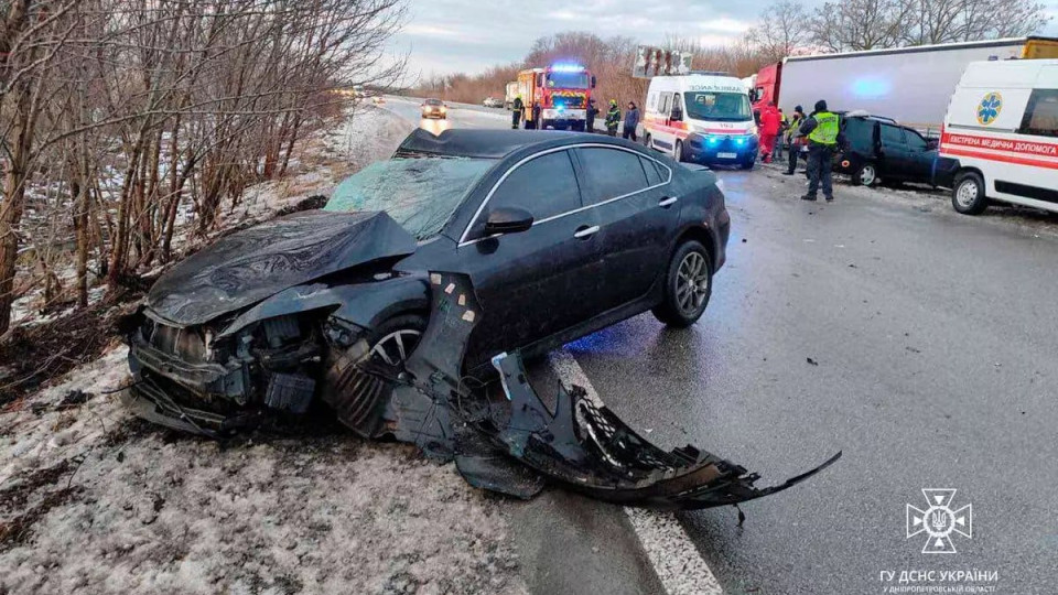 На Днепропетровщине произошло масштабное ДТП с участием 6 автомобилей