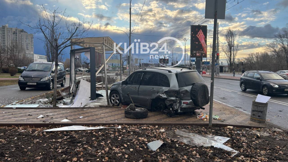 У Києві зіткнулись два легковики, один розгромив зупинку: фото