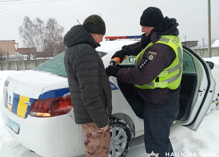 Нацполиция увеличит количество полицейских экипажей на дорогах на рождественско-новогодние праздники