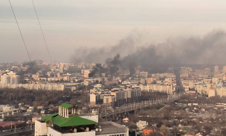 У російському Бєлгороді пролунали потужні вибухи: є багато «прильотів», фото та відео