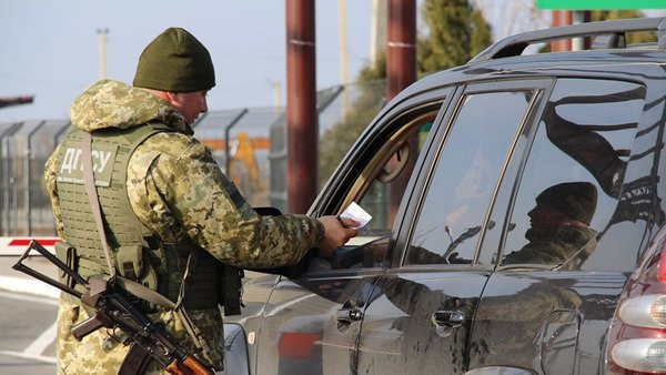 На границе образовались огромные очереди из-за усиления проверки документов мужчин, видео