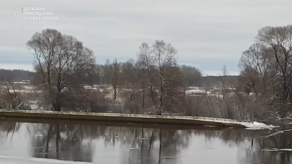 В Украину течением принесло понтонный мост россиян: видео