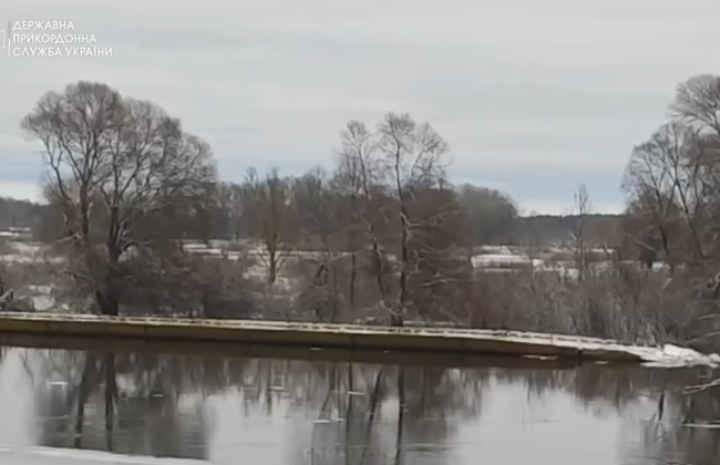 В Украину течением принесло понтонный мост россиян: видео