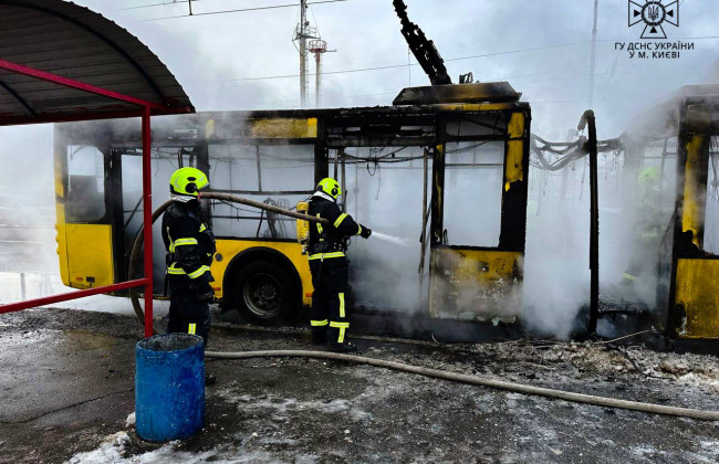 У Києві на Троєщині на маршруті загорівся тролейбус №37А: що відомо, фото