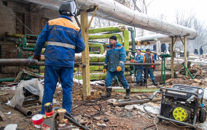 В Киеве возобновили работу оборудования теплопункта, поврежденного во время ракетного обстрела