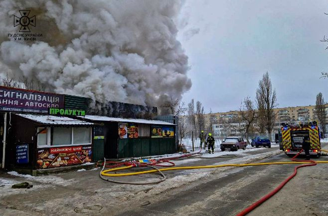 В небо поднимался столб дыма: в Киеве горел магазин, фото