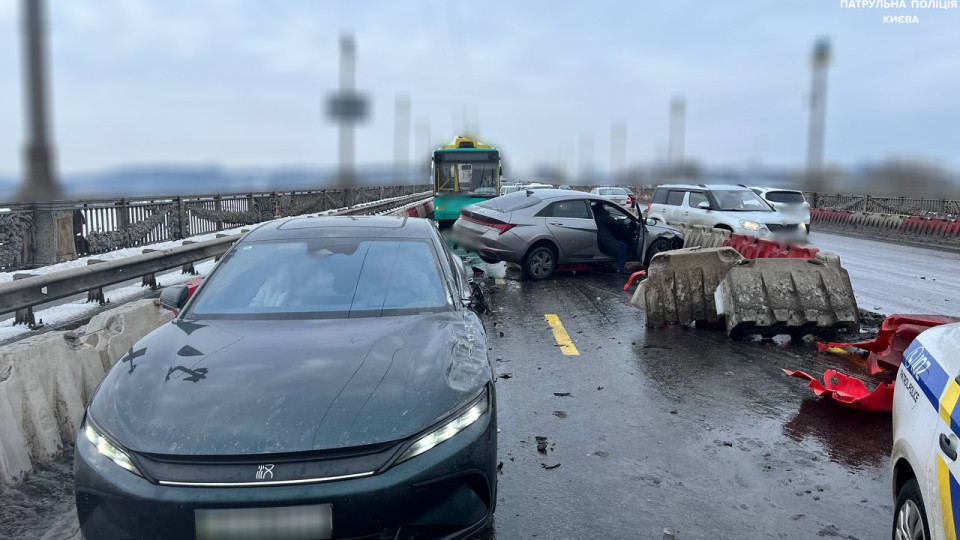 На мосту Патона у Києві ускладнений рух транспорту в обох напрямках