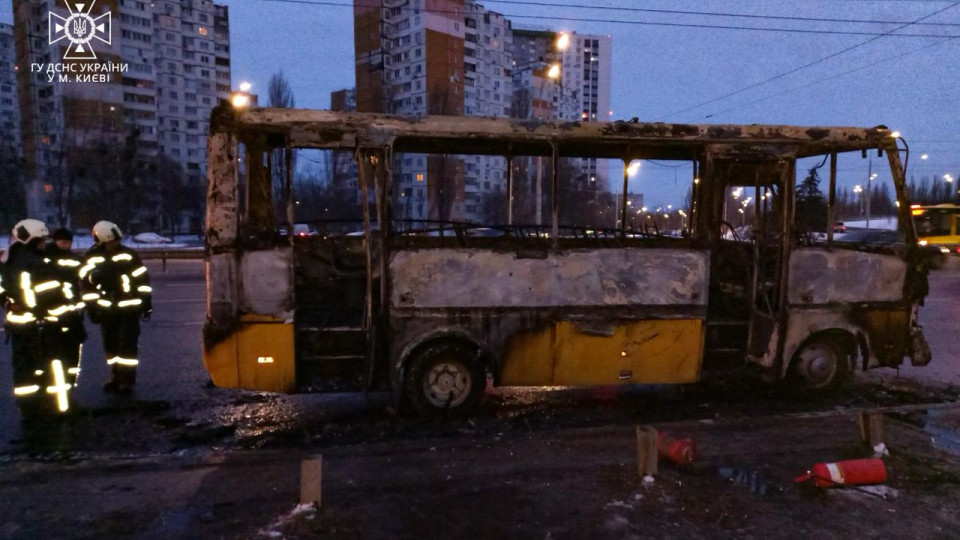 В Киеве на Теремках загорелась маршрутка: огонь почти полностью уничтожил транспорт, фото и видео