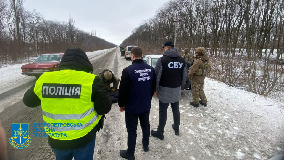 На Дніпропетровщині ділки пообіцяли ухилянту фіктивне батьківство над трьома дітьми для виїзду за кордон