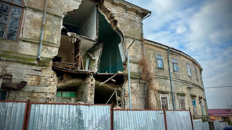 В Одессе рухнула стена инфекционной больницы: фото и видео