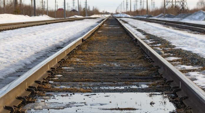 Замасковане самогубство: на Харківщині чоловік вбив товариша та скинув його тіло на залізничну колію