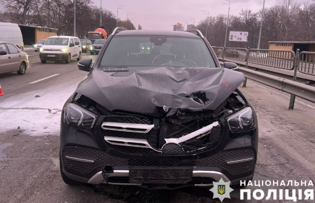 У Києві водій Mercedes на смерть збив чоловіка, фото