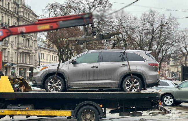 На київському Подолі керманич припаркувався на трамвайних коліях: фото