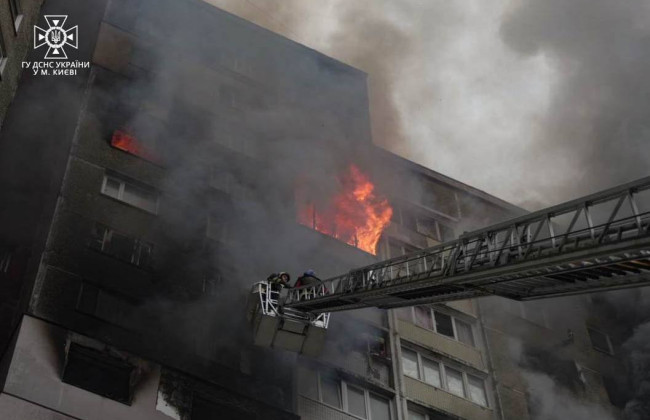 Поліція та рятувальники показали наслідки ракетної атаки на Київ: фото