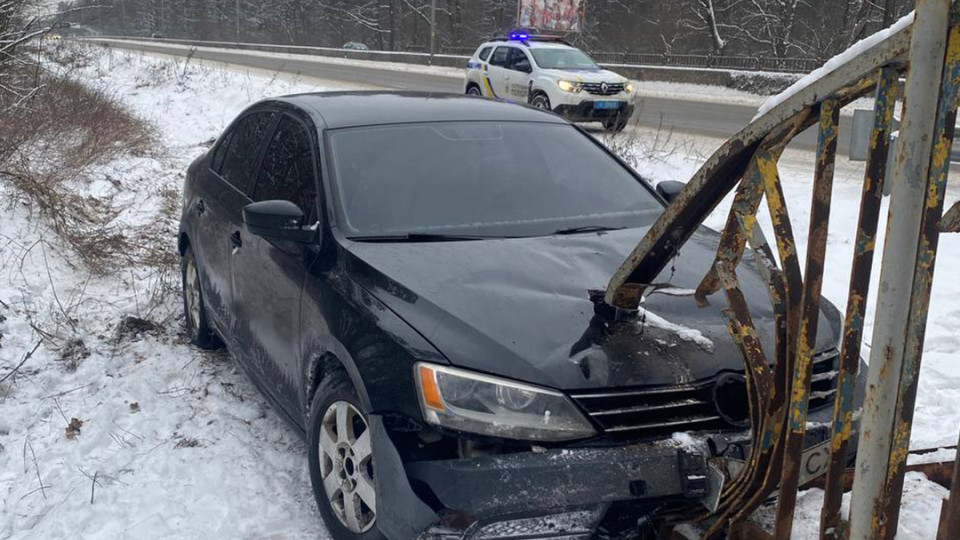 У Києві автівка на літній гумі в'їхала в конструкцію надземного пішохідного переходу