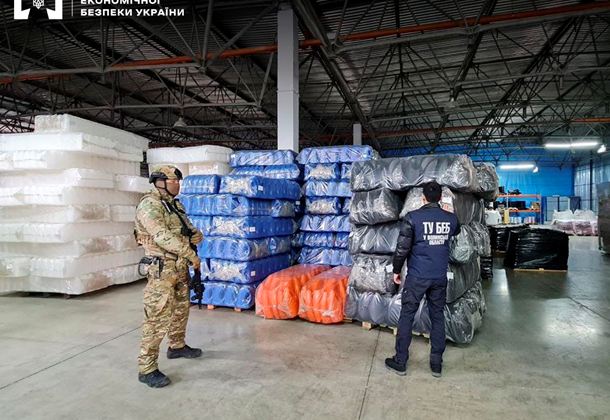 На Волині виготовляли фальсифіковану побутову хімію відомих брендів: вилучено 80 тонн продукції, фото